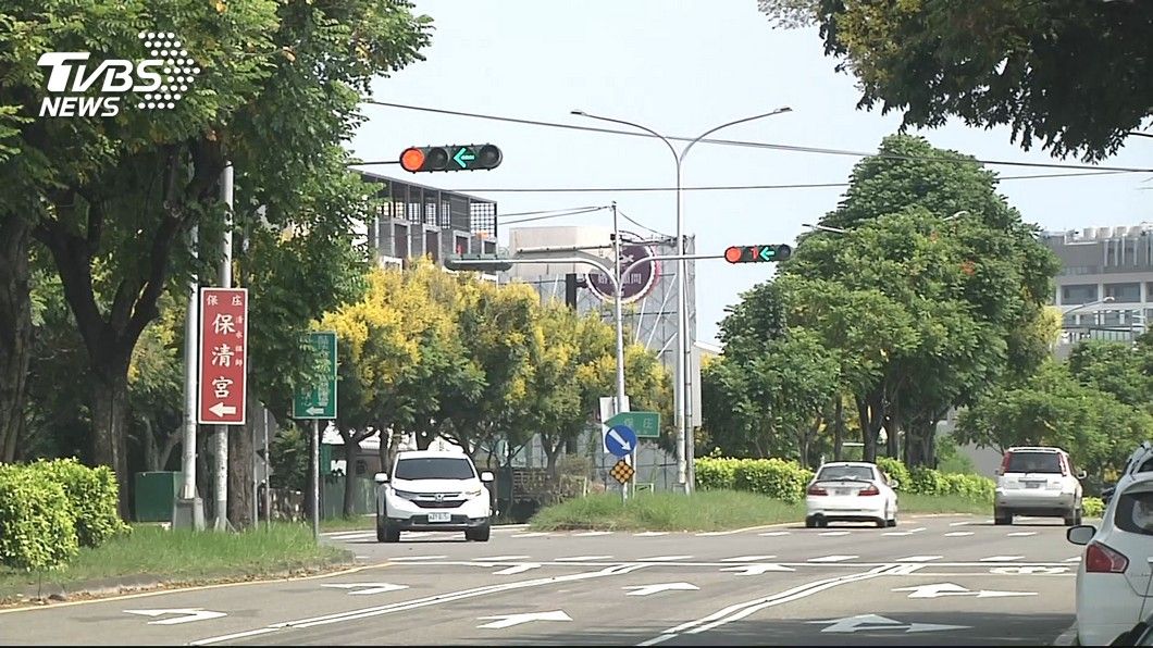 綠燈了不走？民眾等號誌「箭頭燈亮才敢左轉」　警方澄清「圓形綠燈就能轉」網友：根本陷阱
