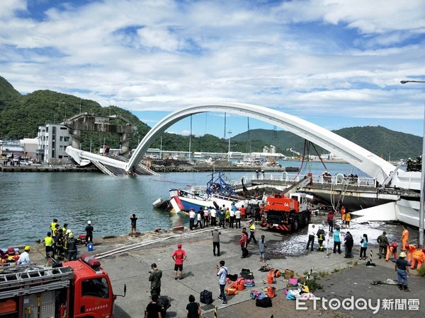 爭取黃金時間!南方澳大橋倒塌「各界緊急出力搶救」 郭台銘直接聯絡「霸氣捐款」:照顧他們家庭