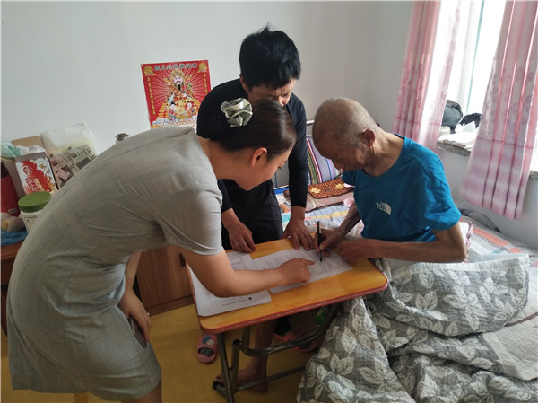 只留1塊錢給女兒！阿伯「百萬遺產全送看護」遭批太絕情　臨終前親筆信曝光「走前3個月最心寒」