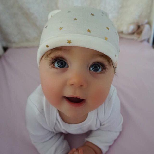 是吃可愛長大的？超Q寶寶「逆天長睫毛臉蛋」萌翻全網　長大化身「長髮靈氣美少女」電眼更迷人❤