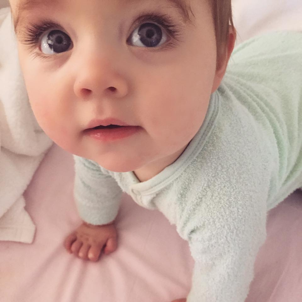 是吃可愛長大的？超Q寶寶「逆天長睫毛臉蛋」萌翻全網　長大化身「長髮靈氣美少女」電眼更迷人❤