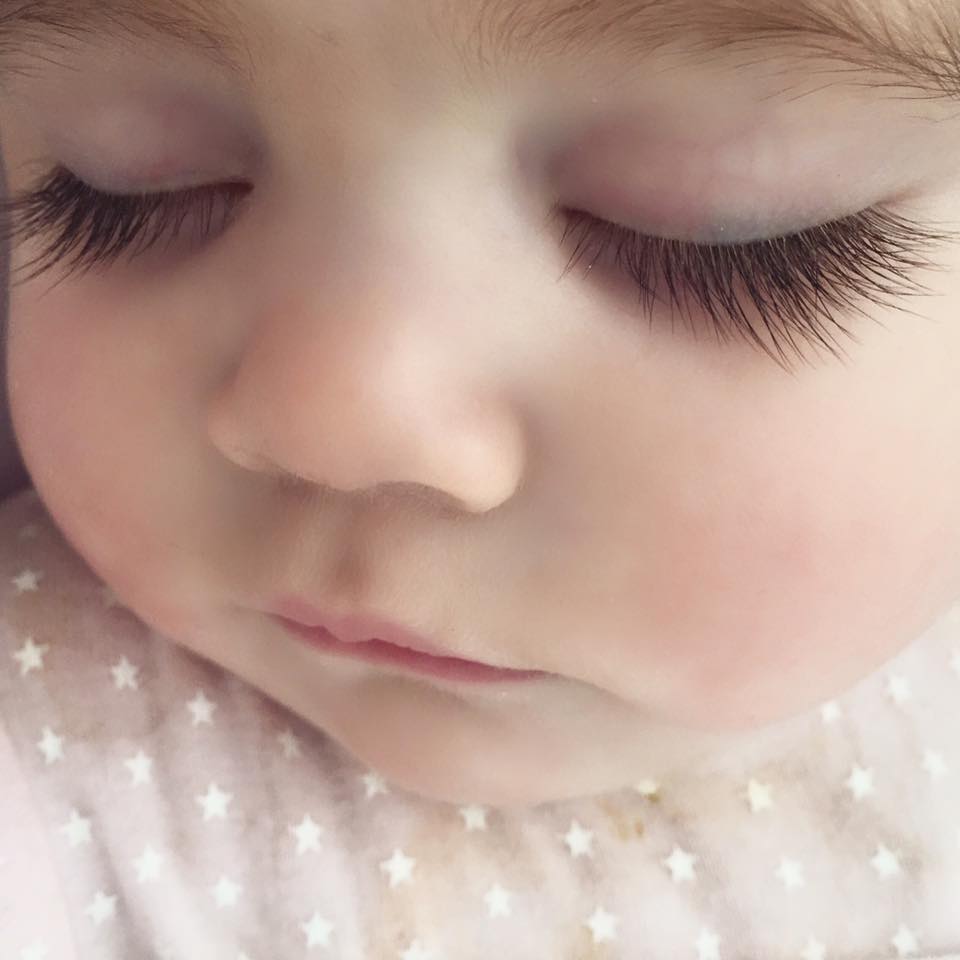 是吃可愛長大的？超Q寶寶「逆天長睫毛臉蛋」萌翻全網　長大化身「長髮靈氣美少女」電眼更迷人❤
