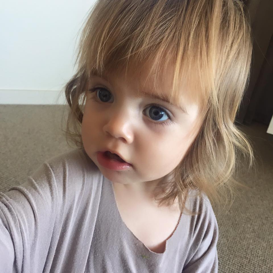 是吃可愛長大的？超Q寶寶「逆天長睫毛臉蛋」萌翻全網　長大化身「長髮靈氣美少女」電眼更迷人❤