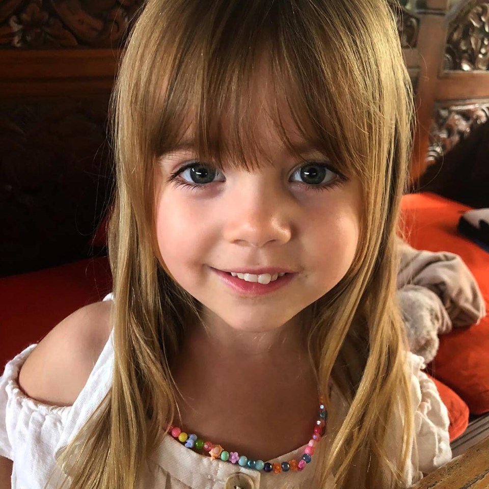 是吃可愛長大的？超Q寶寶「逆天長睫毛臉蛋」萌翻全網　長大化身「長髮靈氣美少女」電眼更迷人❤