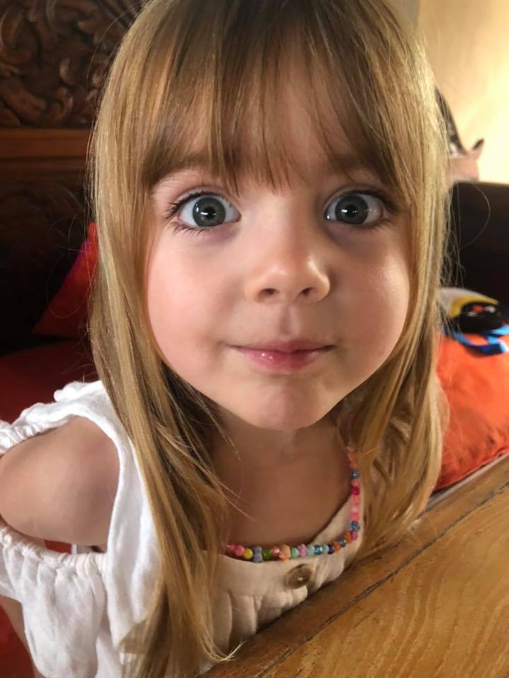 是吃可愛長大的？超Q寶寶「逆天長睫毛臉蛋」萌翻全網　長大化身「長髮靈氣美少女」電眼更迷人❤