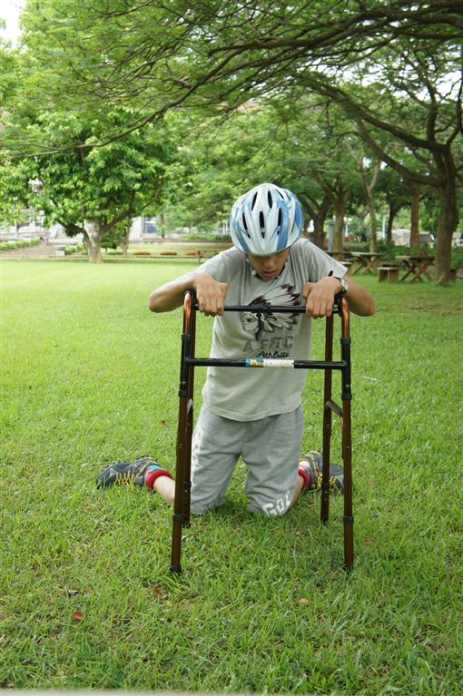4歲被判終生聽不見！22歲男孩「靠輪椅行動10年」忍受異樣眼光　媽媽：當你雙腳環遊世界