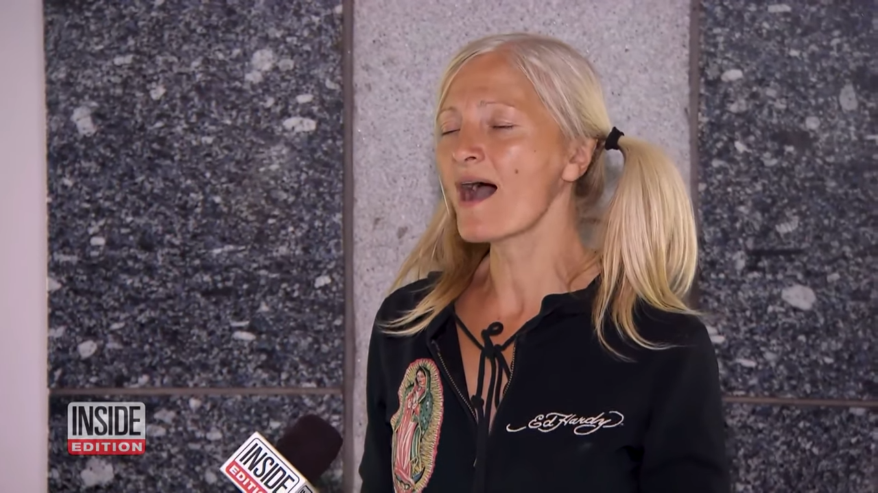 天使吻過的聲音！女街友清唱「天籟美聲驚豔路人」　高貴身世曝光「被迫流落街頭」網不捨：人生如戲