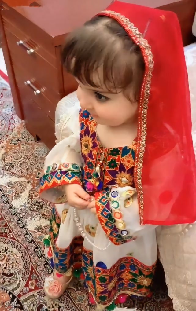 是戴放大片嗎?5歲新疆小公主「天生自帶眼妝」Q翻 下一秒「瞪眼嘟嘴賣萌」網全尖叫:根本洋娃娃