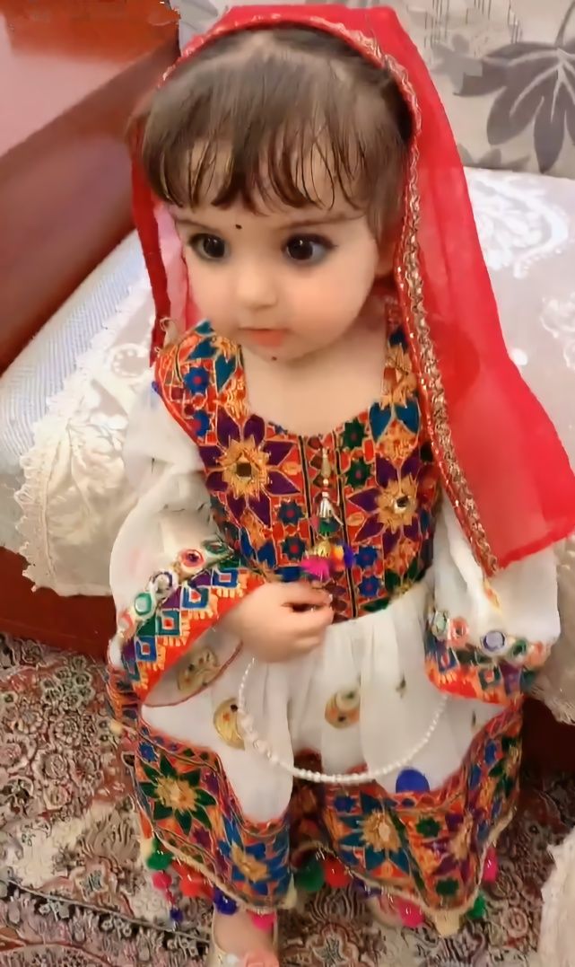 是戴放大片嗎?5歲新疆小公主「天生自帶眼妝」Q翻 下一秒「瞪眼嘟嘴賣萌」網全尖叫:根本洋娃娃