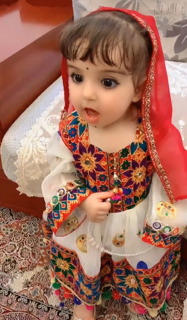 是戴放大片嗎?5歲新疆小公主「天生自帶眼妝」Q翻 下一秒「瞪眼嘟嘴賣萌」網全尖叫:根本洋娃娃