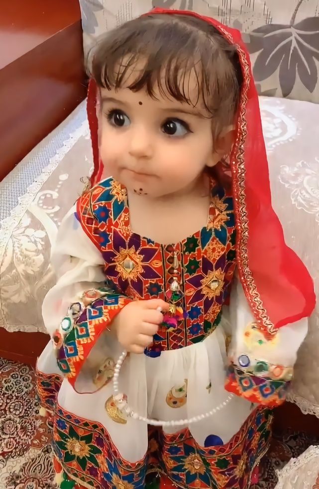 是戴放大片嗎?5歲新疆小公主「天生自帶眼妝」Q翻 下一秒「瞪眼嘟嘴賣萌」網全尖叫:根本洋娃娃