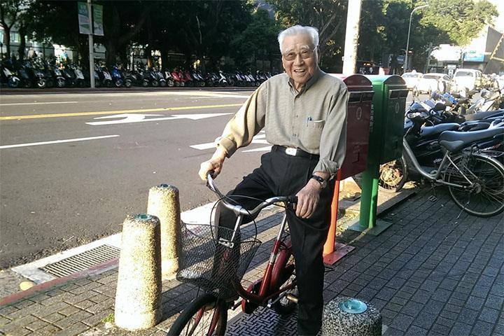 102歲董事長堅持不退休！天天睡得好「精神飽滿」　運動50年打桌球獲全國「3連霸」