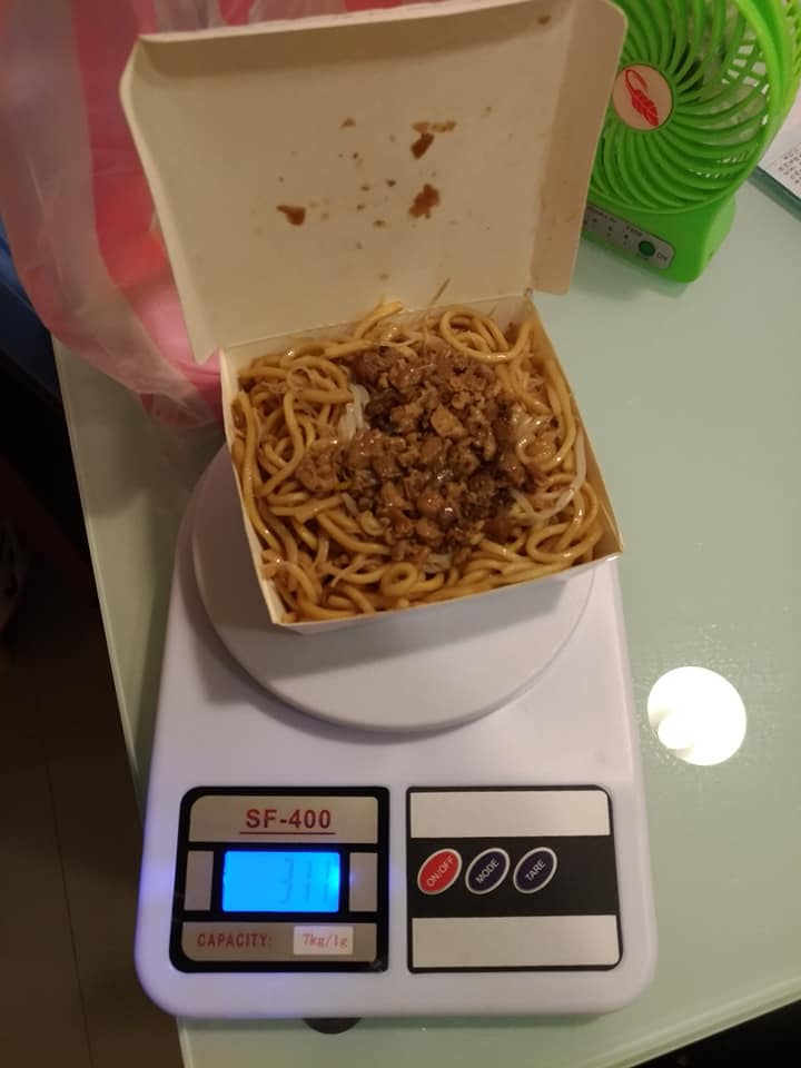 大小碗價差2倍！炒麵老闆保證「大的等於2碗小的」　客人買回家「秤重後秒愣住」：下次還該不該買？