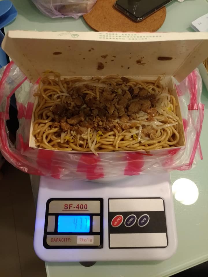 大小碗價差2倍！炒麵老闆保證「大的等於2碗小的」　客人買回家「秤重後秒愣住」：下次還該不該買？
