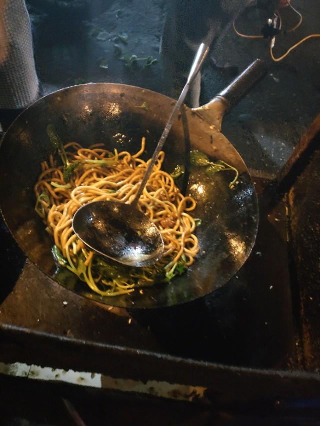 大小碗價差2倍！炒麵老闆保證「大的等於2碗小的」　客人買回家「秤重後秒愣住」：下次還該不該買？