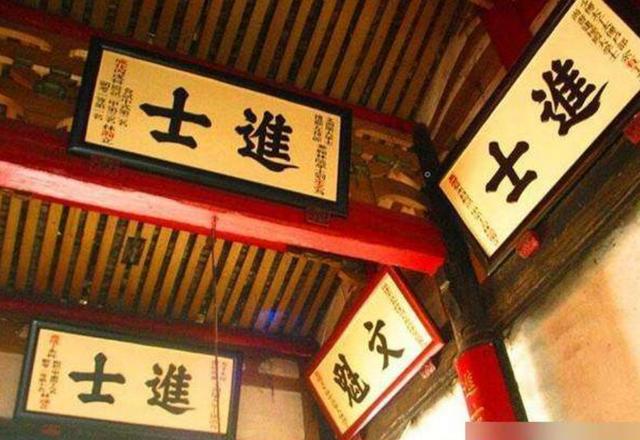 大清最任性考生!窮書生「扛著一袋饅頭」參加科舉考試,康熙看見先怒後喜:狀元就你了