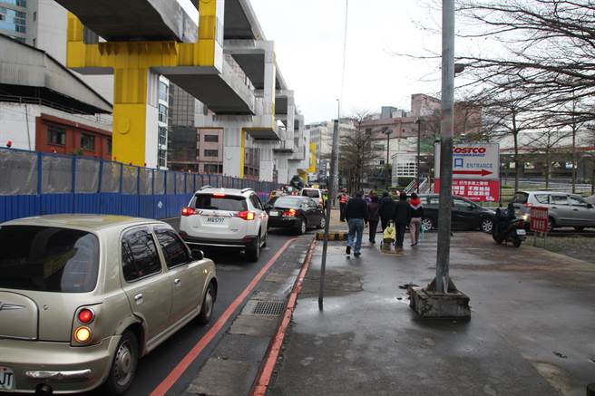 停車場每天爆滿！中和好市多「決定收費被戰翻」　網友拍下「實施後現場照」：每間店都要跟進