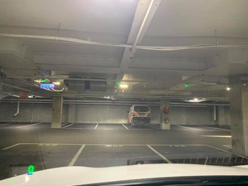 停車場每天爆滿！中和好市多「決定收費被戰翻」　網友拍下「實施後現場照」：每間店都要跟進