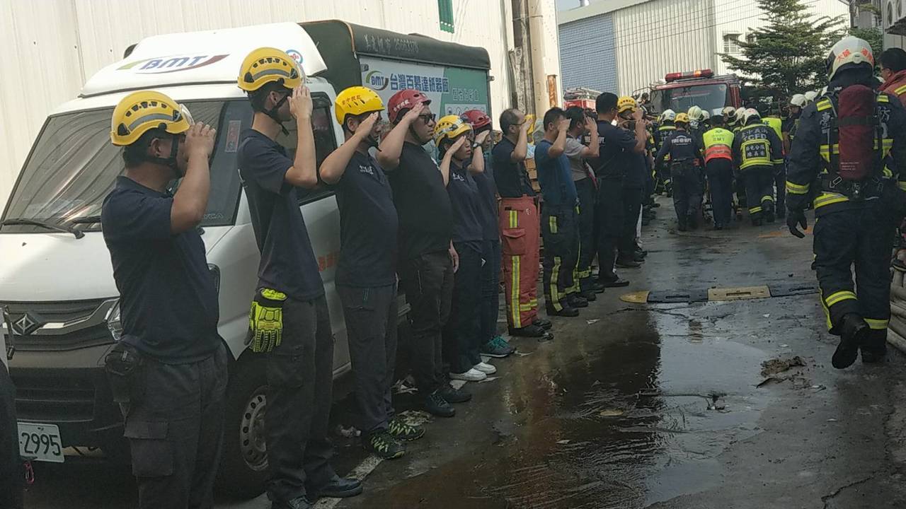 台中2消防員殉職！民眾不解「無人受困為何要進去」　基層消防員感慨：「做給受災戶看」