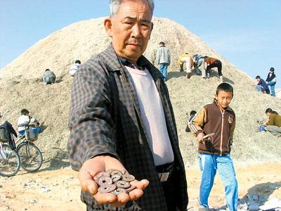 一下雨遍地都是錢！小村莊下了40年的「銅錢雨」，村民都懶得去撿，專家趕到：附近有特級寶藏
