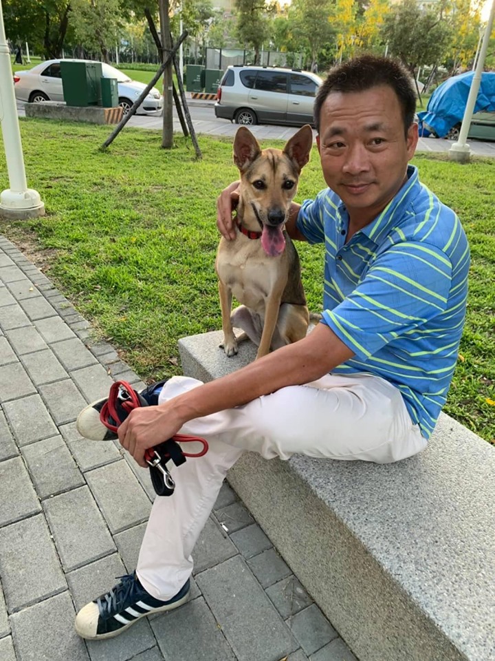 女兒「想換手機」爸不答應！一聽「是為了狗」立馬贊助　網笑：誰是親生的很明顯