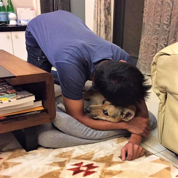 女兒「想換手機」爸不答應！一聽「是為了狗」立馬贊助　網笑：誰是親生的很明顯
