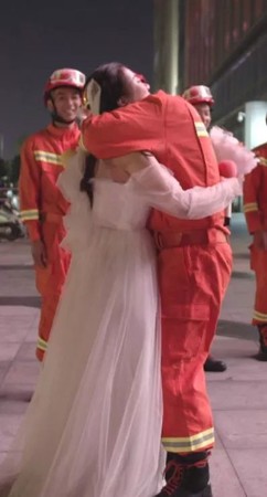 男友沒空娶我！女友披婚紗「跨越400公里求婚」　男友轉頭哭了「當場跪地」：真的很對不起