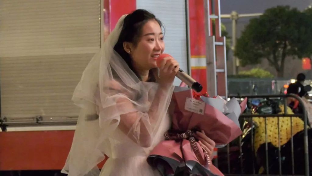 男友沒空娶我！女友披婚紗「跨越400公里求婚」　男友轉頭哭了「當場跪地」：真的很對不起