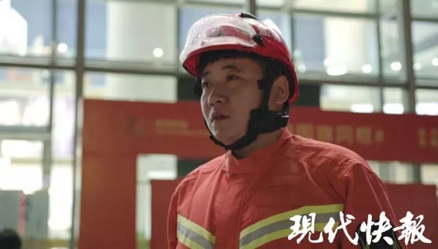 男友沒空娶我！女友披婚紗「跨越400公里求婚」　男友轉頭哭了「當場跪地」：真的很對不起
