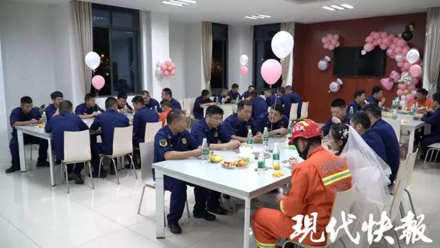 男友沒空娶我！女友披婚紗「跨越400公里求婚」　男友轉頭哭了「當場跪地」：真的很對不起