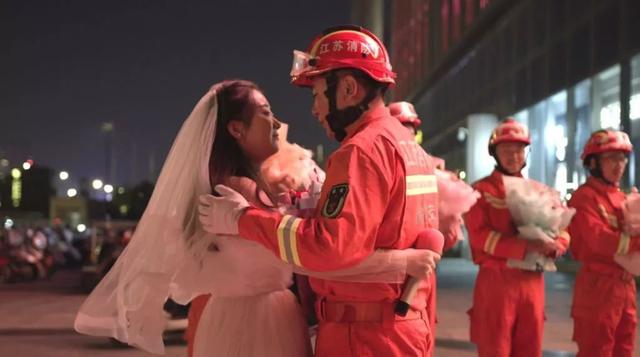 男友沒空娶我！女友披婚紗「跨越400公里求婚」　男友轉頭哭了「當場跪地」：真的很對不起