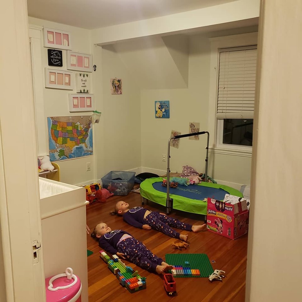 如何讓孩子靜下來？小姊妹超愛玩不睡覺　天才媽媽「要女兒幫睡衣充電」她們信了：充飽才會亮！