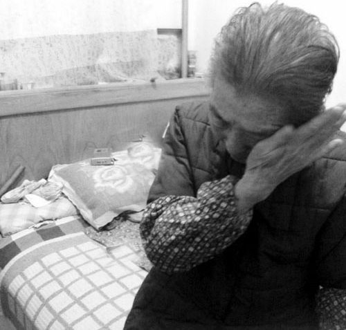 太偏心！奶奶住院孫女「掏了30萬」　老房拆遷後給孫子各一套房「只給孫女分一袋米」