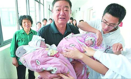 愛女離開了！60歲阿嬤「為生雙胞胎拼命」連老本也花光　等孩子9歲突後悔嘆「早知道不生了」