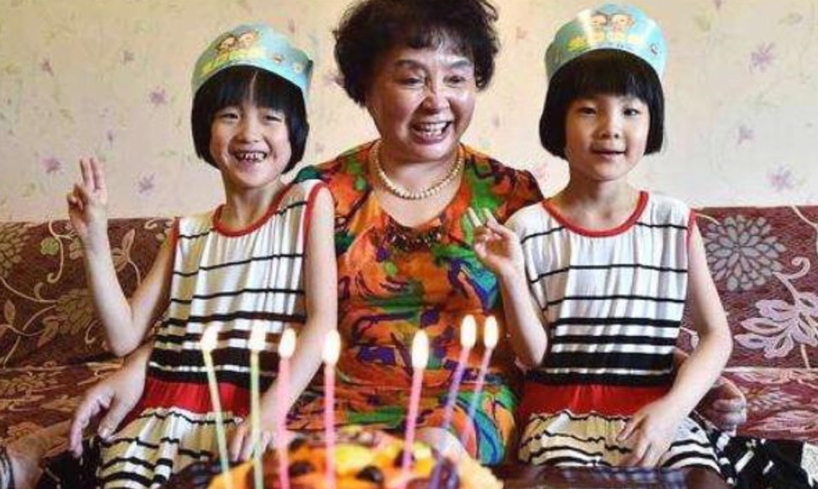 愛女離開了！60歲阿嬤「為生雙胞胎拼命」連老本也花光　等孩子9歲突後悔嘆「早知道不生了」