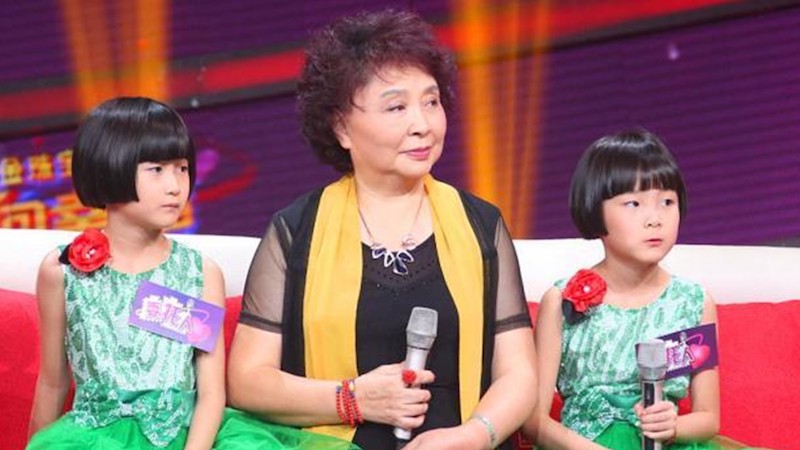 愛女離開了！60歲阿嬤「為生雙胞胎拼命」連老本也花光　等孩子9歲突後悔嘆「早知道不生了」