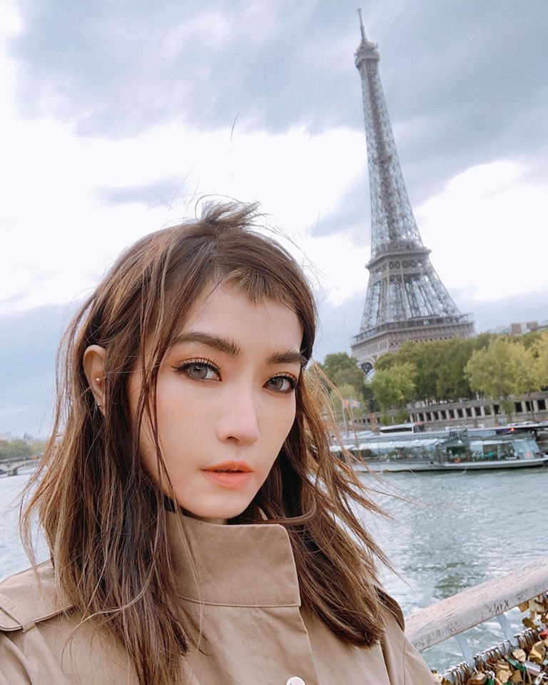 剛到機就被罰錢！謝金燕返台「秒向媽媽下跪」　為自己開脫「哪個女明星不這樣」：我已經很乖了