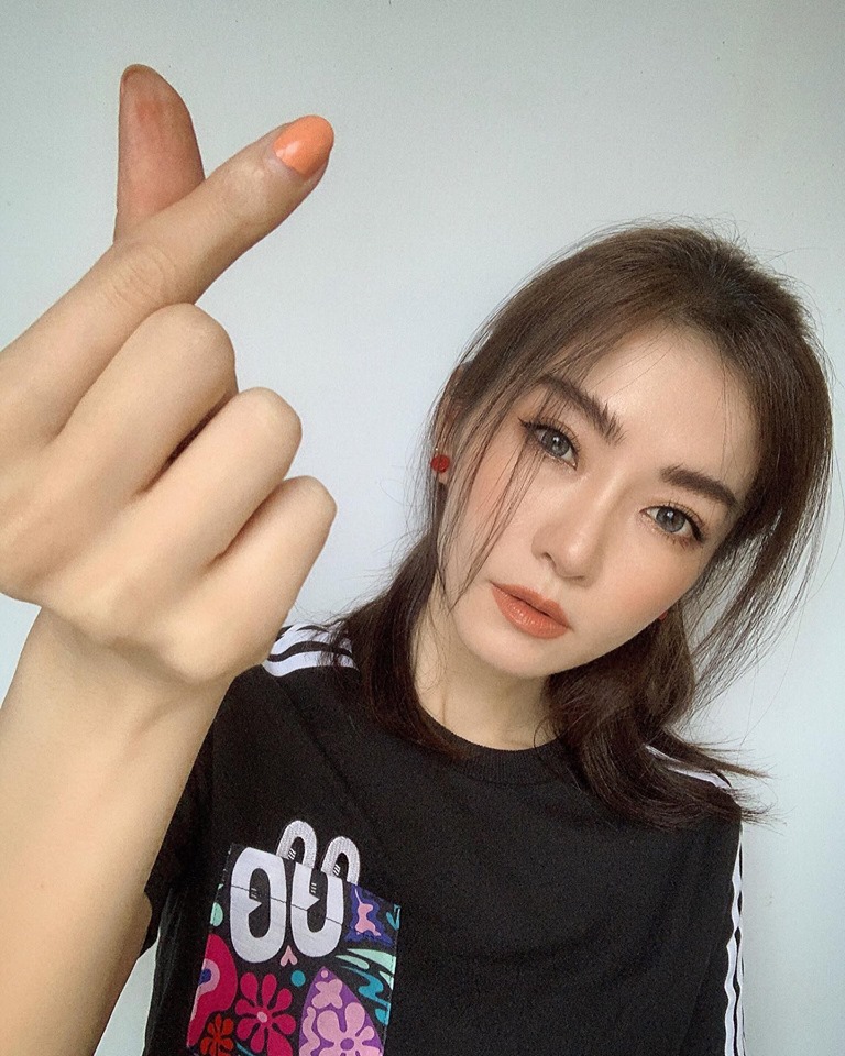 剛到機就被罰錢！謝金燕返台「秒向媽媽下跪」　為自己開脫「哪個女明星不這樣」：我已經很乖了
