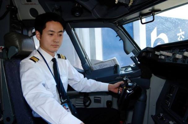 飛機機長的收入有多高？機長曬出了個人「工資單」　網友驚呆：再高都值得