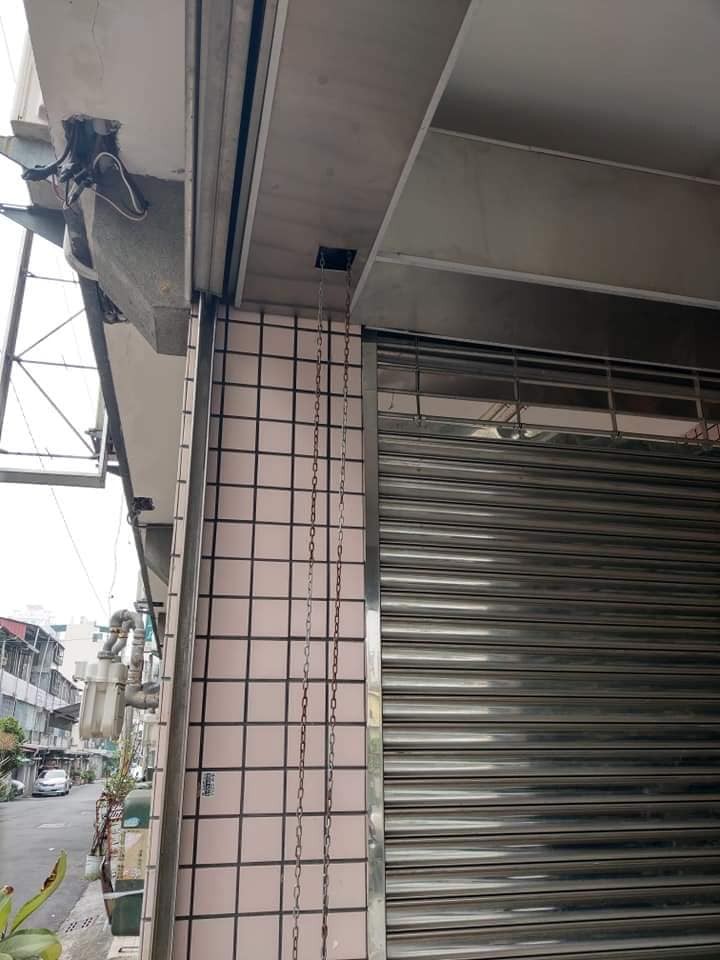 家門口被三寶擋住！網友「氣把鐵門拉下」等車主道歉　半天後「發現車子消失了」委屈：不能報警