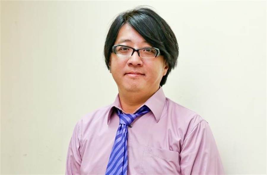 袁惟仁輪椅復健照曝光！術後「體重狂掉20公斤」瘦成皮包骨　半身不遂「努力練習抬腿」盼再次站起來