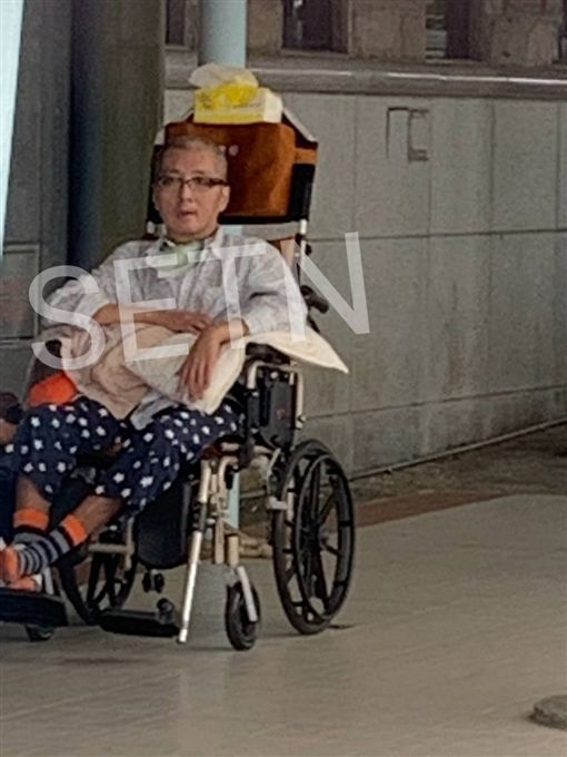 袁惟仁輪椅復健照曝光！術後「體重狂掉20公斤」瘦成皮包骨　半身不遂「努力練習抬腿」盼再次站起來