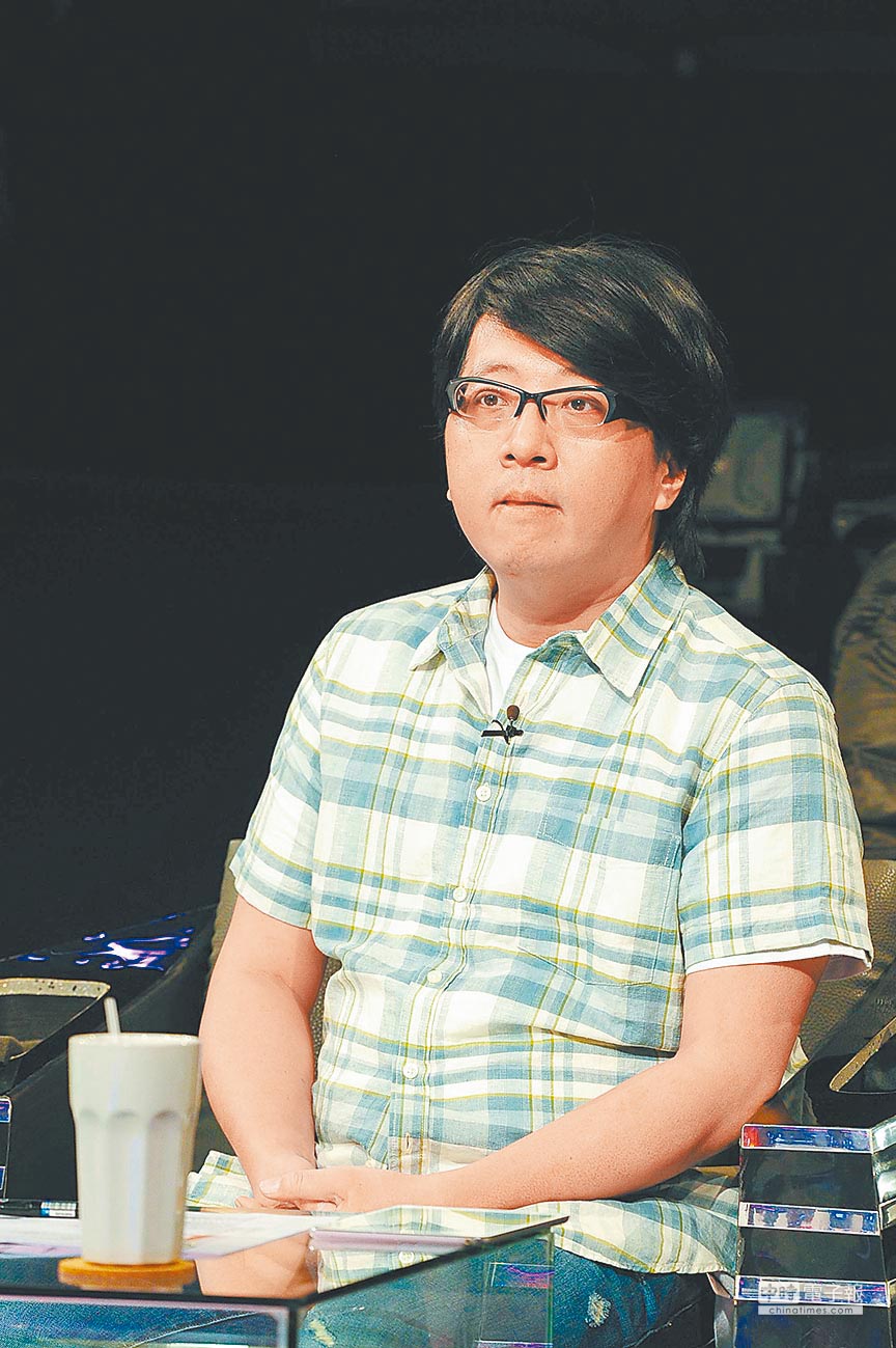 袁惟仁輪椅復健照曝光！術後「體重狂掉20公斤」瘦成皮包骨　半身不遂「努力練習抬腿」盼再次站起來