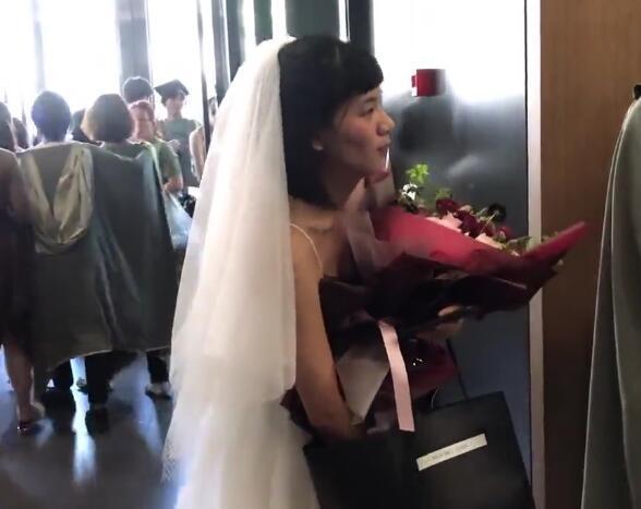 女生「一襲婚紗」出現在畢業典禮,被男生甩了一巴掌,網友卻都在罵女生