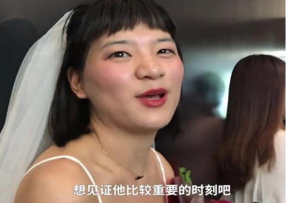 女生「一襲婚紗」出現在畢業典禮,被男生甩了一巴掌,網友卻都在罵女生
