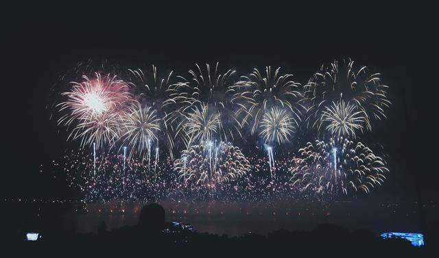 女生「一襲婚紗」出現在畢業典禮,被男生甩了一巴掌,網友卻都在罵女生