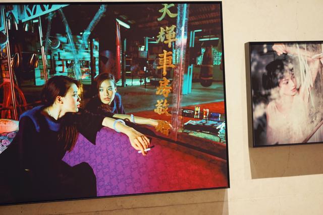 女生「一襲婚紗」出現在畢業典禮,被男生甩了一巴掌,網友卻都在罵女生