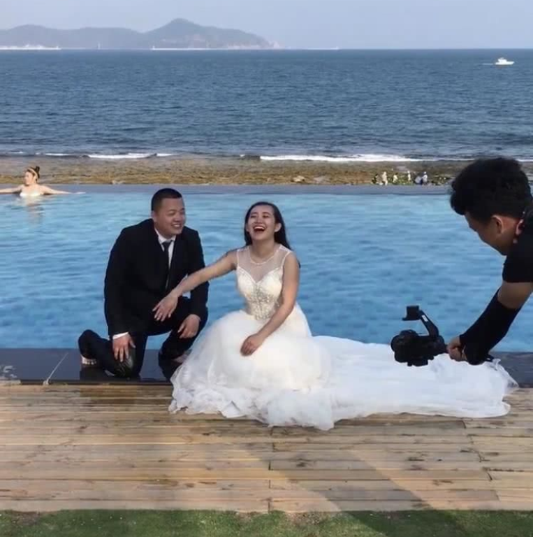 玩笑開大了！新娘故意「推新郎下水」超開心    出來的「精修婚紗照」被瘋傳：婚還結得了嗎