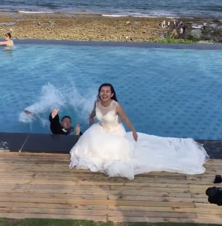 玩笑開大了！新娘故意「推新郎下水」超開心    出來的「精修婚紗照」被瘋傳：婚還結得了嗎