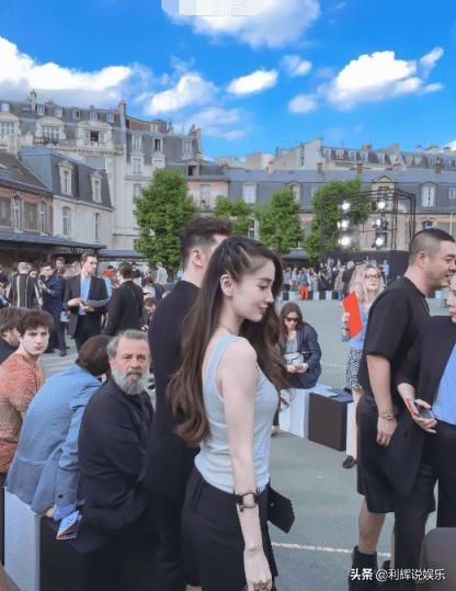 Baby的網紅濾鏡到底有多強大?黃曉明無意中入鏡,大叔秒變奶油小生,網友:確實是過分了